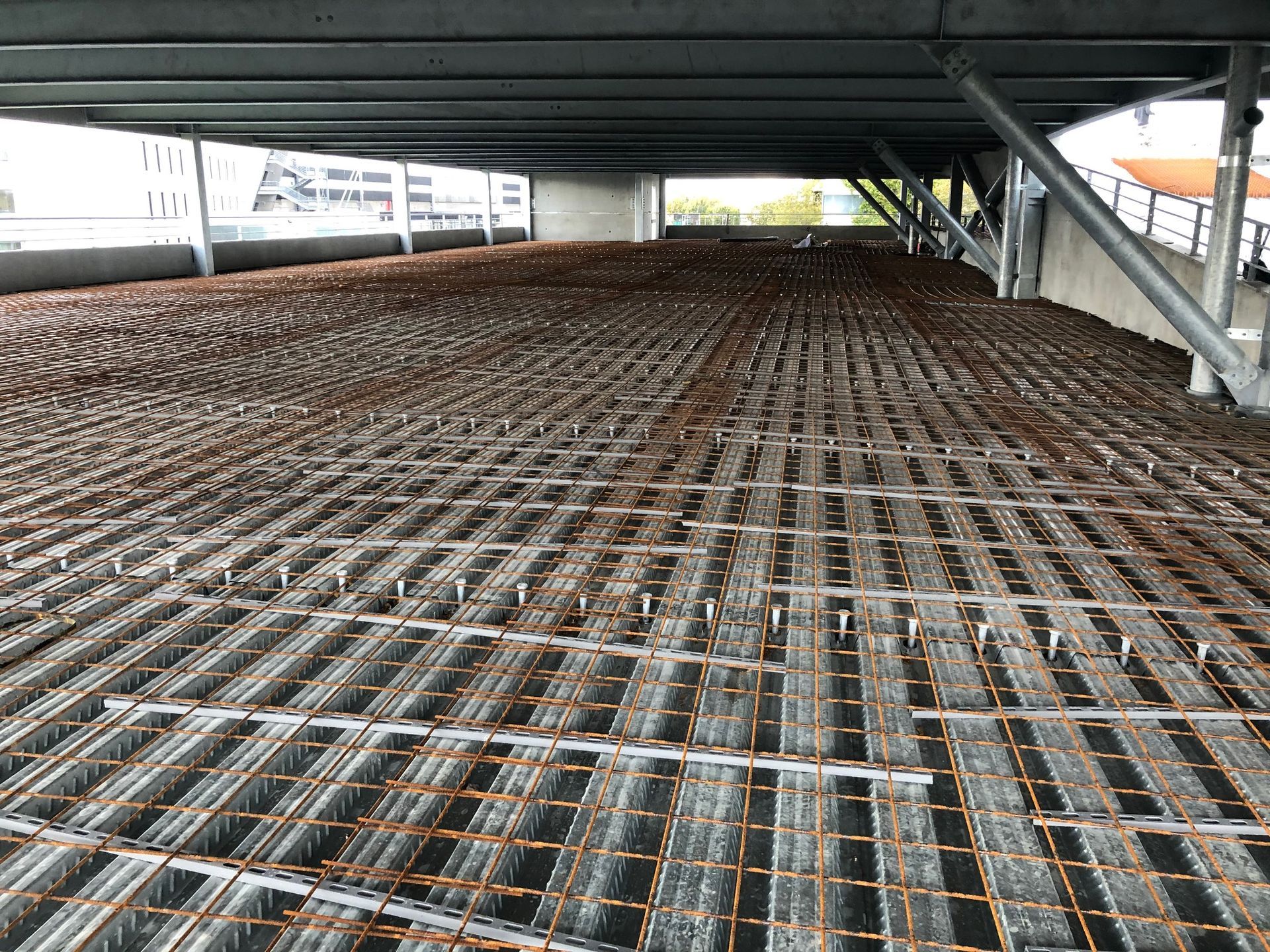 Bâtiment agricole en construction.