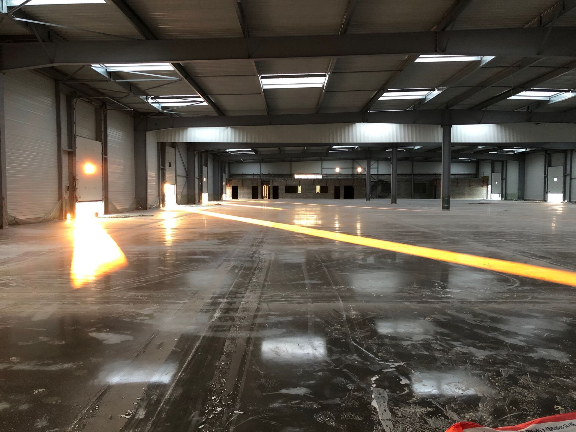 Intérieur d'un bâtiment industriel vide.