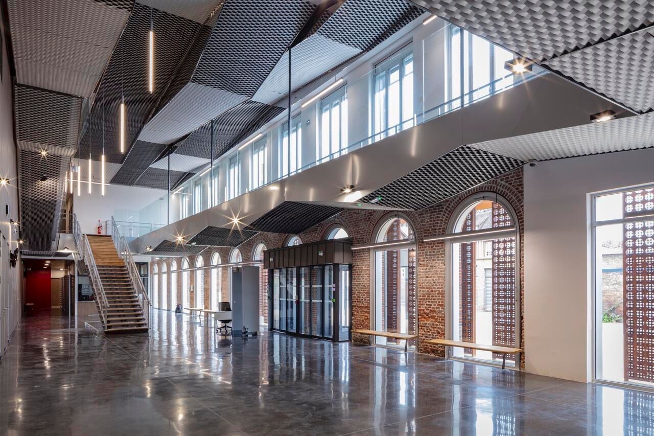 Intérieur d'un bâtiment public avec un sol en béton.