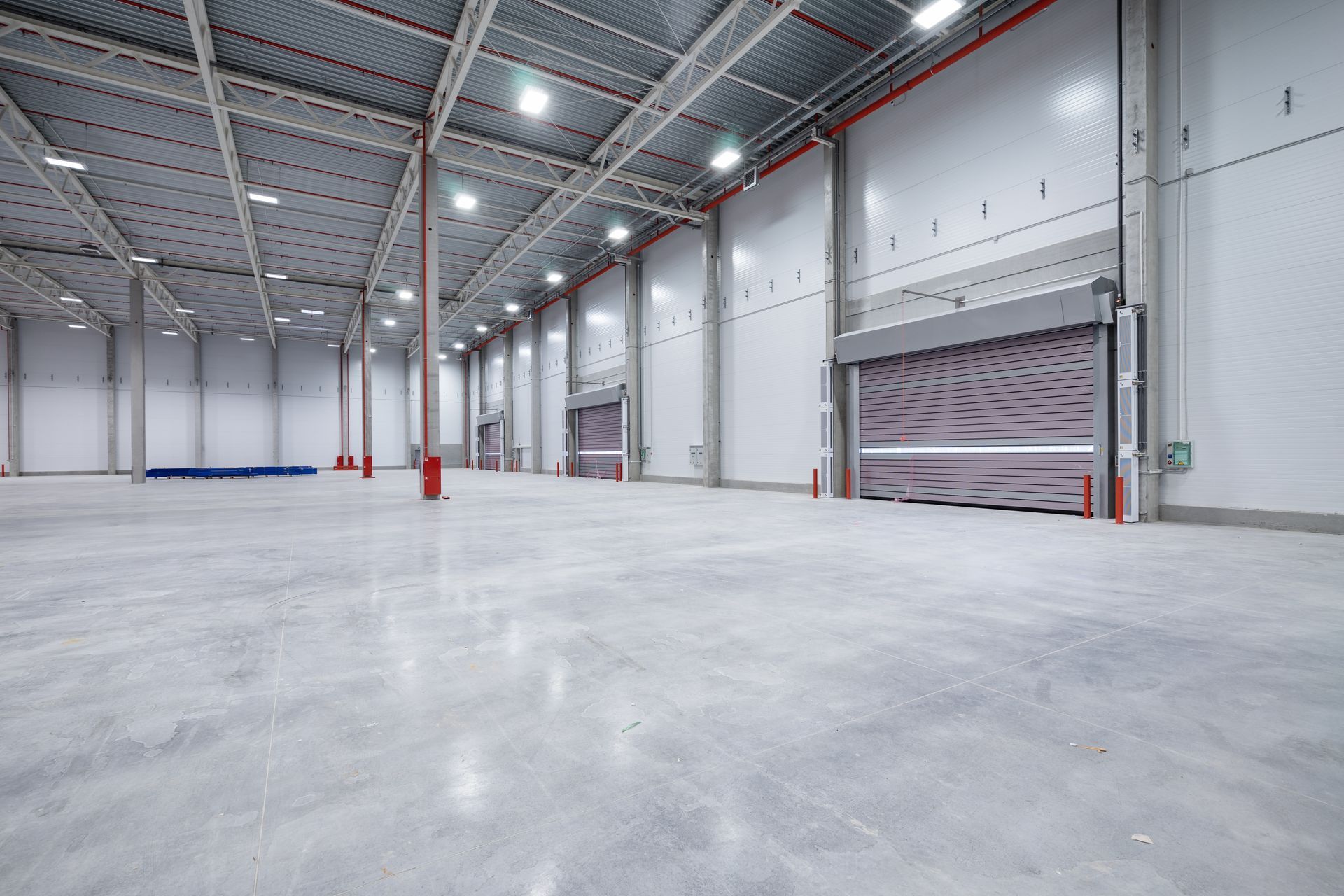 Intérieur du hangar d'une usine avec un sol en béton ciré.
