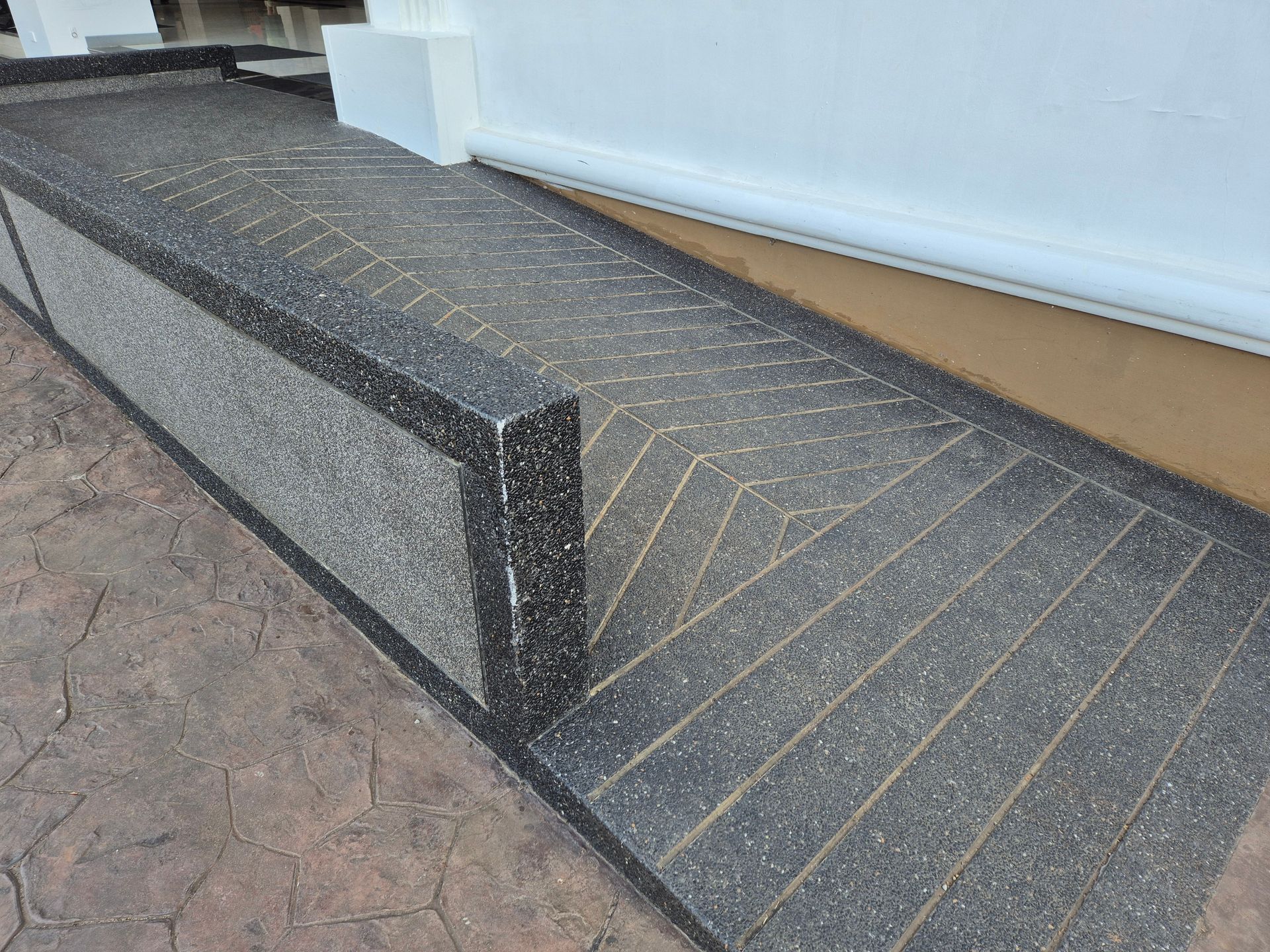 Rampe d'accès en béton désactivé pour des personnes à mobilité réduite.