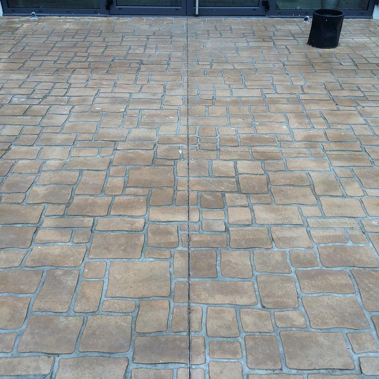 Sol en béton imprimé et effet pavé.
