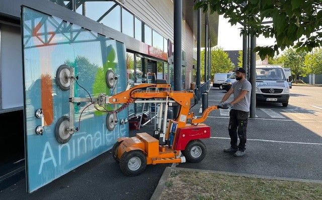Pose d'une vitrine avec une machine à ventouse