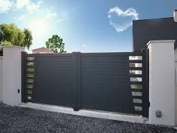 Portail gris foncé à lattes horizontales