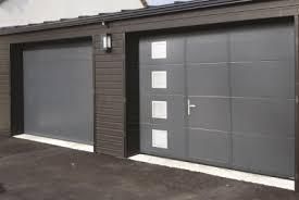Deux portes de garage grises