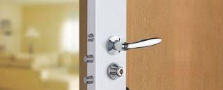 Gros plan sur une porte à cadre blanc et quincaillerie argentée