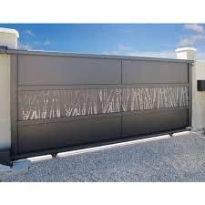 Portail coulissant gris orné de découpes décoratives