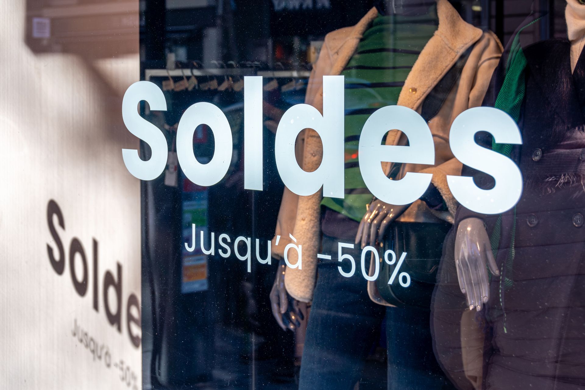 Étiquette soldes sur la vitrine d'un magasin de vêtements