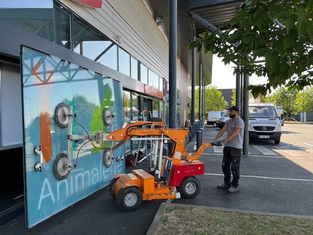 Nacelle à ventouse utilisée pour une vitrine de magasin