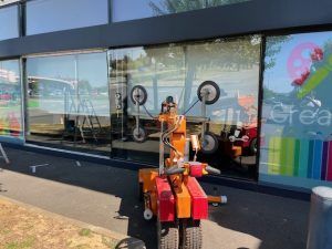 Pose d'une vitrine de magasin