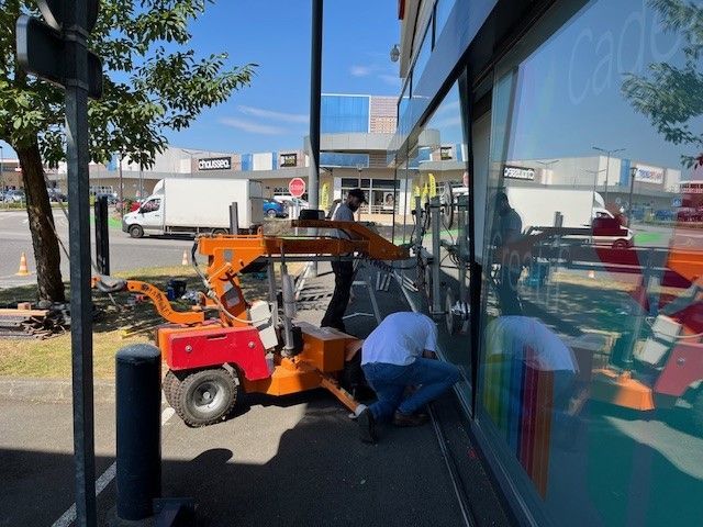 Poseurs installant une vitrine de magasin