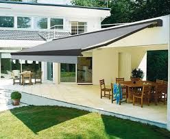 Auvent rétractable gris au-dessus d'une terrasse