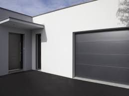 Extérieur du bâtiment blanc avec porte de garage grise