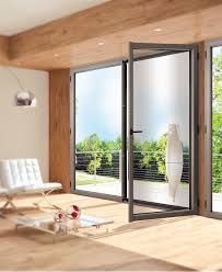 Des portes vitrées ouvertes donnent sur un balcon