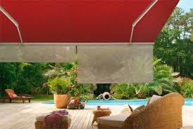 Auvent rouge au-dessus d'une terrasse avec piscine