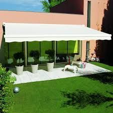 Un auvent blanc protège une terrasse avec des plantes