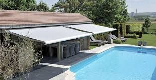 Piscine avec deux auvents blancs rétractables