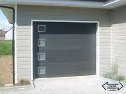 Porte de garage grise avec quatre fenêtres carrées