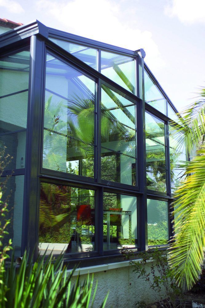 Véranda vitrée attenante à un bâtiment