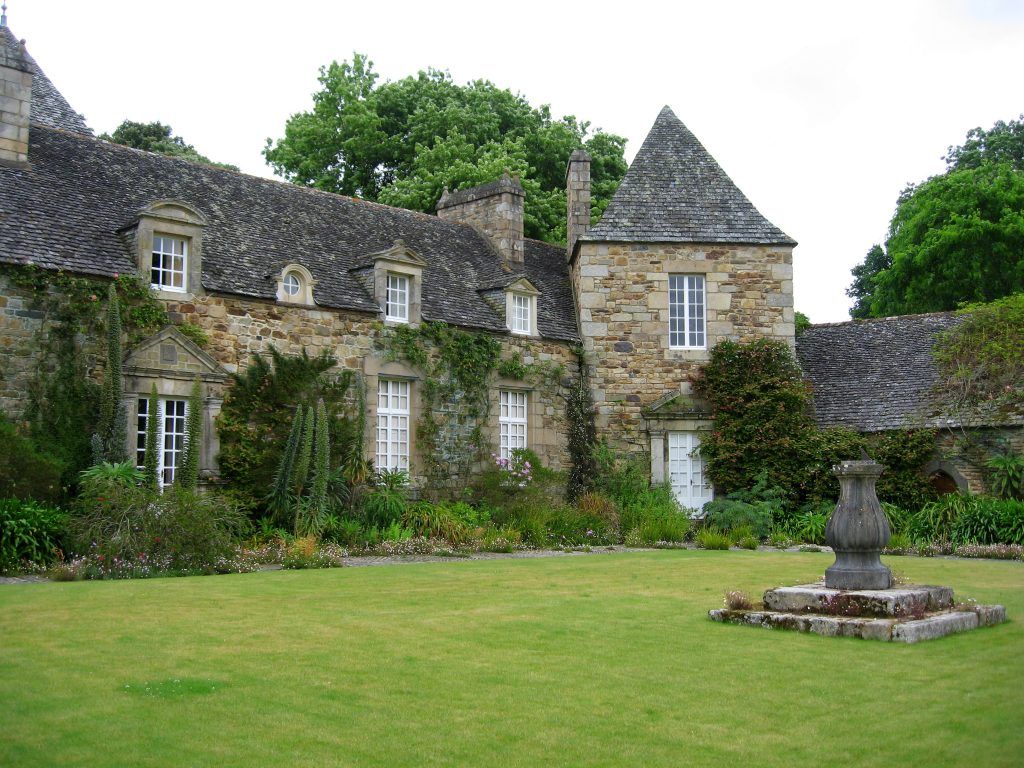 Maison en pierre avec de nombreuses fenêtres