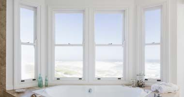 Fenêtre en baie avec encadrement blanc dans une salle de bains