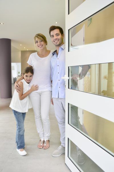 Famille ouvrant la porte de leur maison