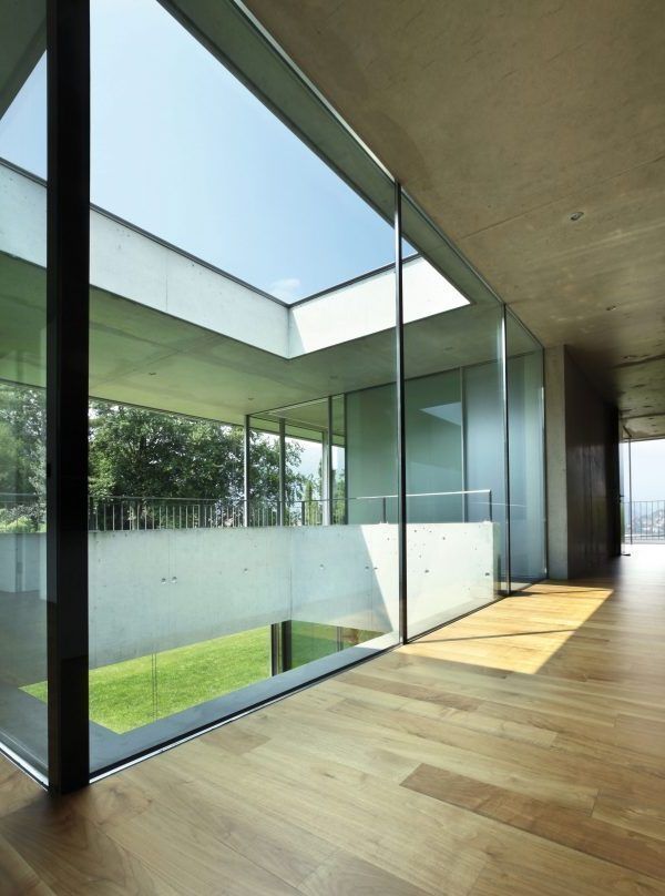 Intérieur moderne avec de grandes baies vitrées