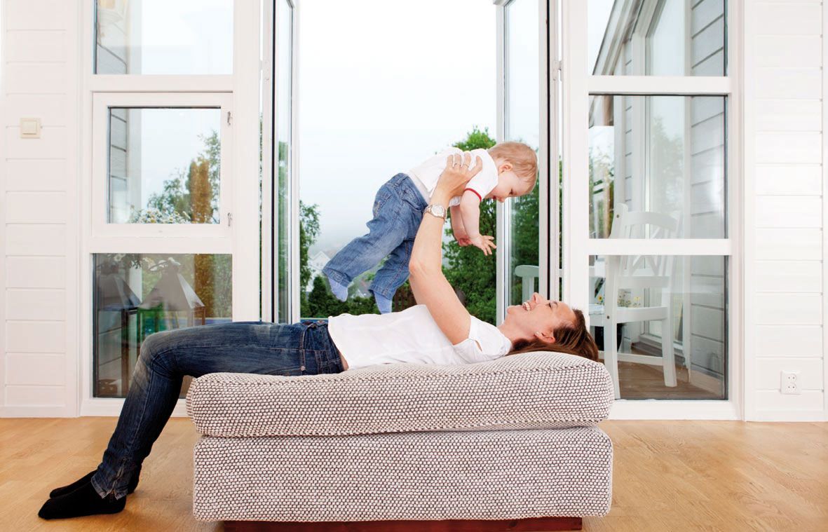 Une femme allongée sur un banc avec un bébé