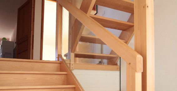 Escalier en bois et garde-corps vitré
