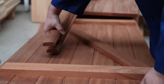 Assemblage d'un volet en bois