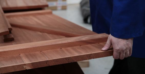 Assemblage d'un volet en bois brut