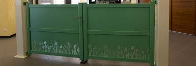 Portail à deux portes doubles vertes