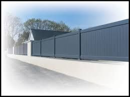 Une clôture grise à panneaux pleins