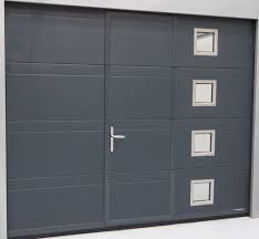 Porte de garage grise avec une porte intégrée