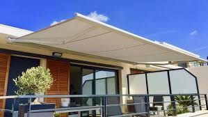 Store banne rétractable beige protégeant un balcon