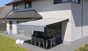 Un auvent gris clair protège une terrasse