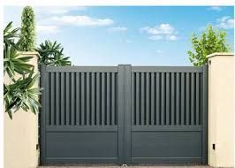 Portail double en métal gris à barreaux verticaux