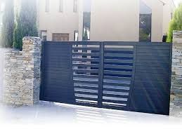 Portail en métal noir à lattes horizontales