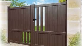 Portail marron à planches verticales