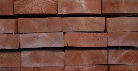 Planches de bois brutes