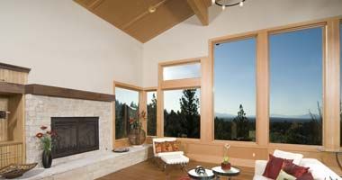 Salon avec de grandes fenêtres