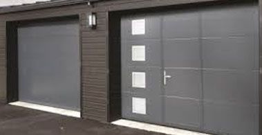 Deux portes de garage grises avec quatre fenêtres carrées