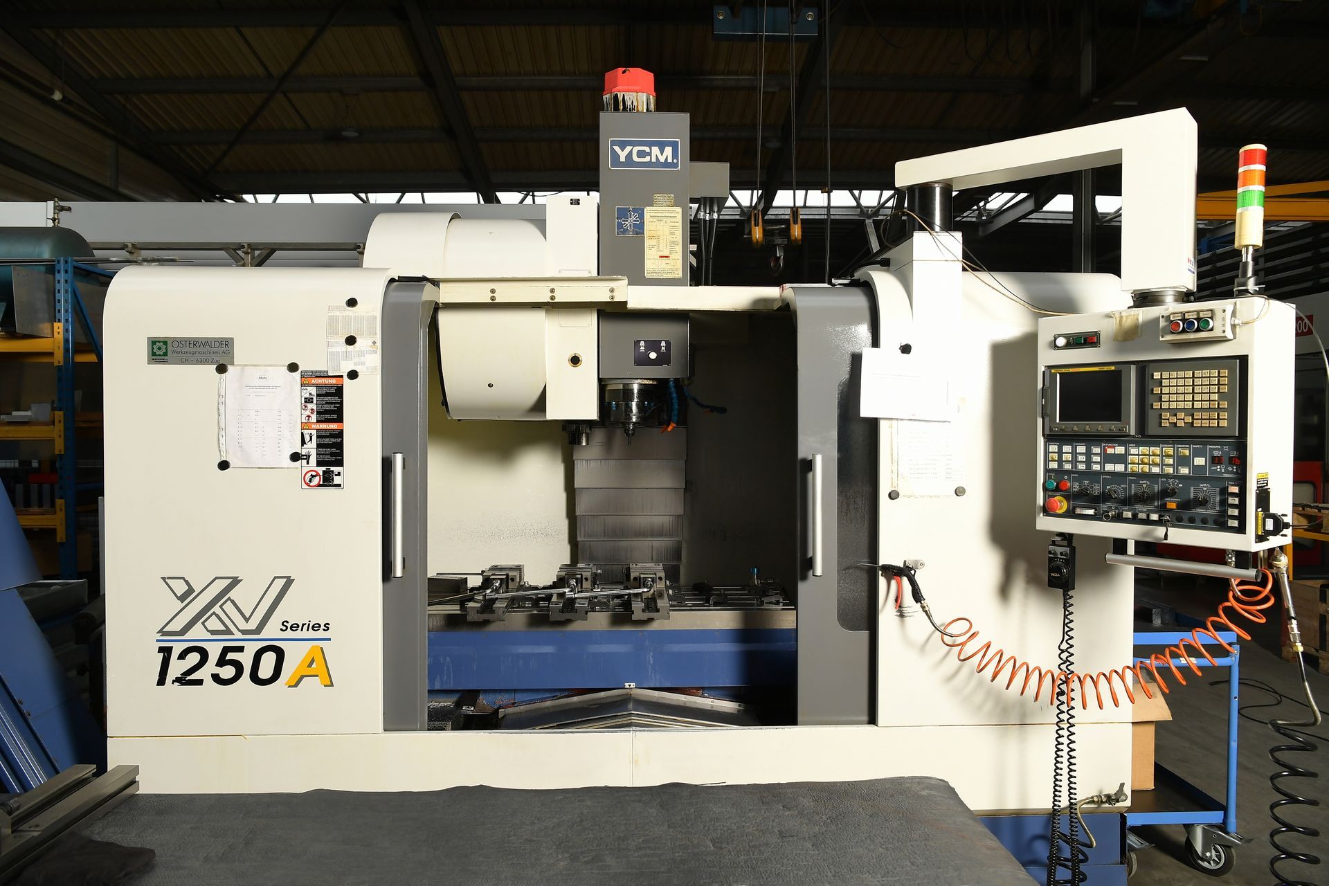 Weiße CNC-Fräsmaschine, Modell YCM 1250A, ABC Präzision GmbH.