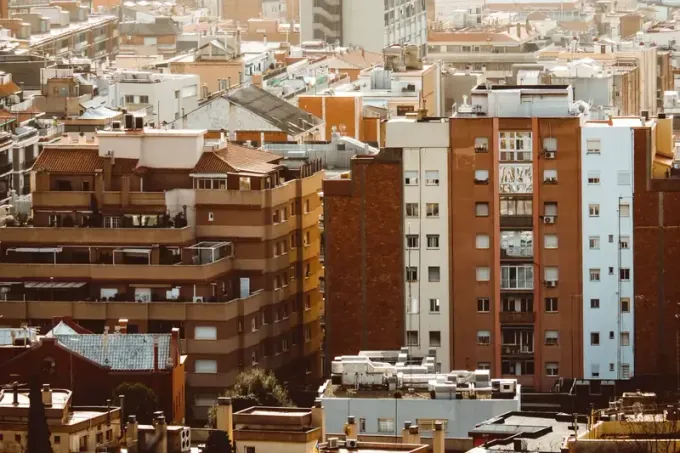 Edificios de una ciudad, de distintas alturas y colores, vistos desde un ángulo alto.