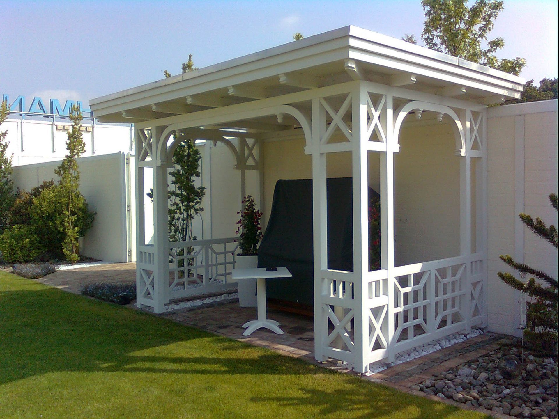 In der Mitte eines Raumes steht ein grauer Rezeptionstresen.