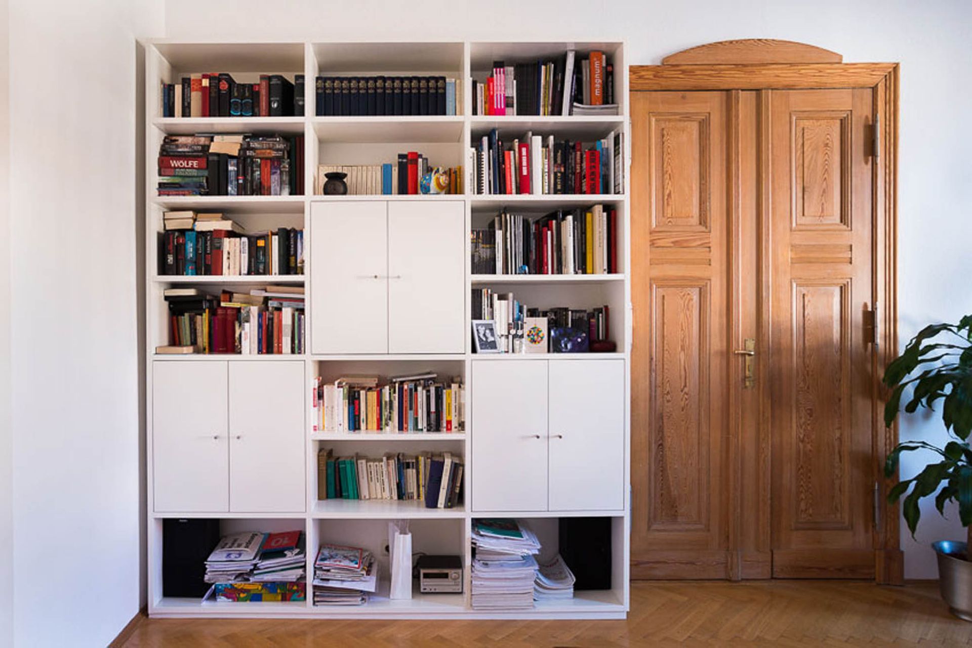 Ein weißer Pavillon mit Tisch und Stühlen in einem Hinterhof