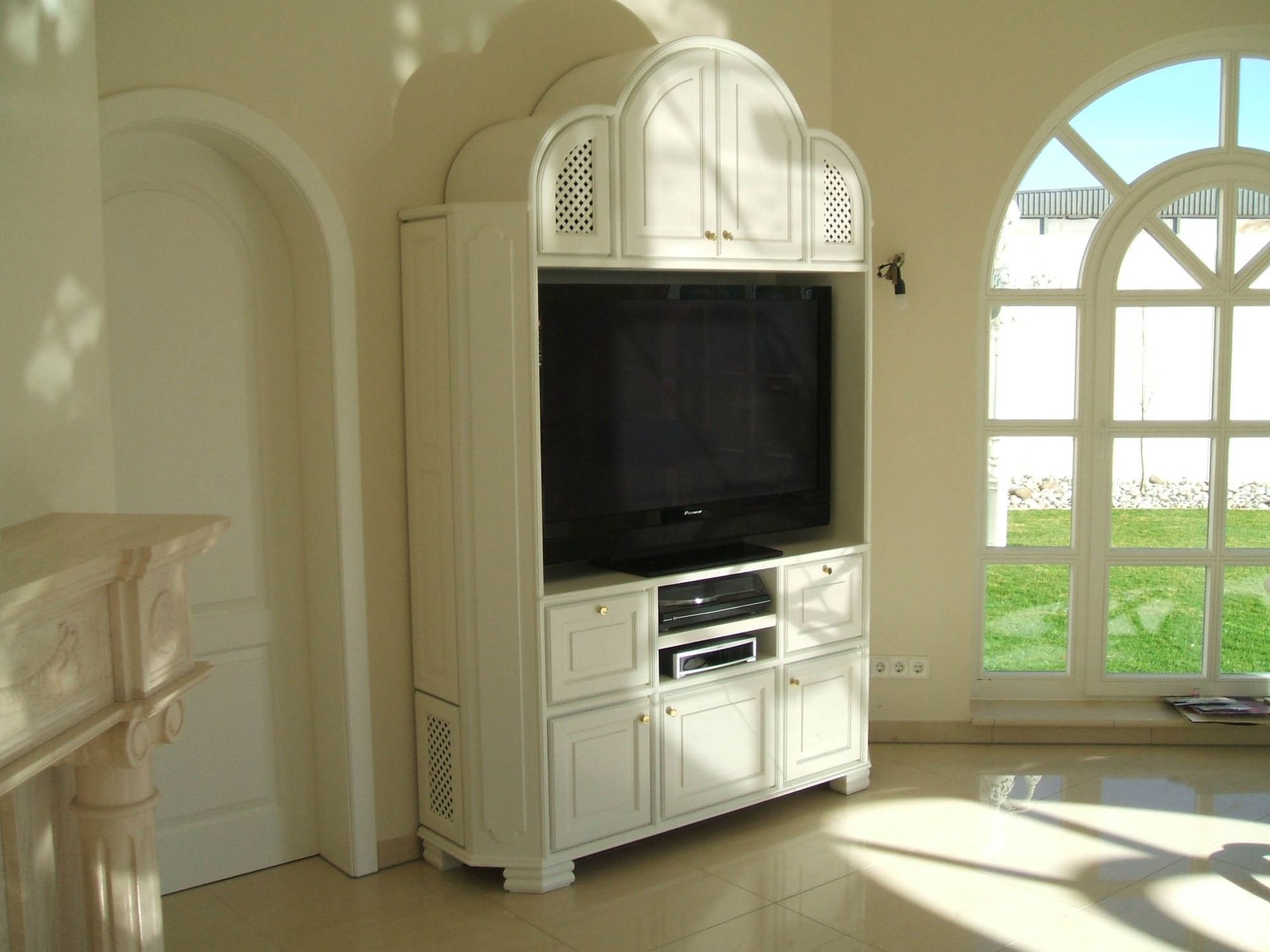 Ein Flur mit vielen Schränken und einer Bank.