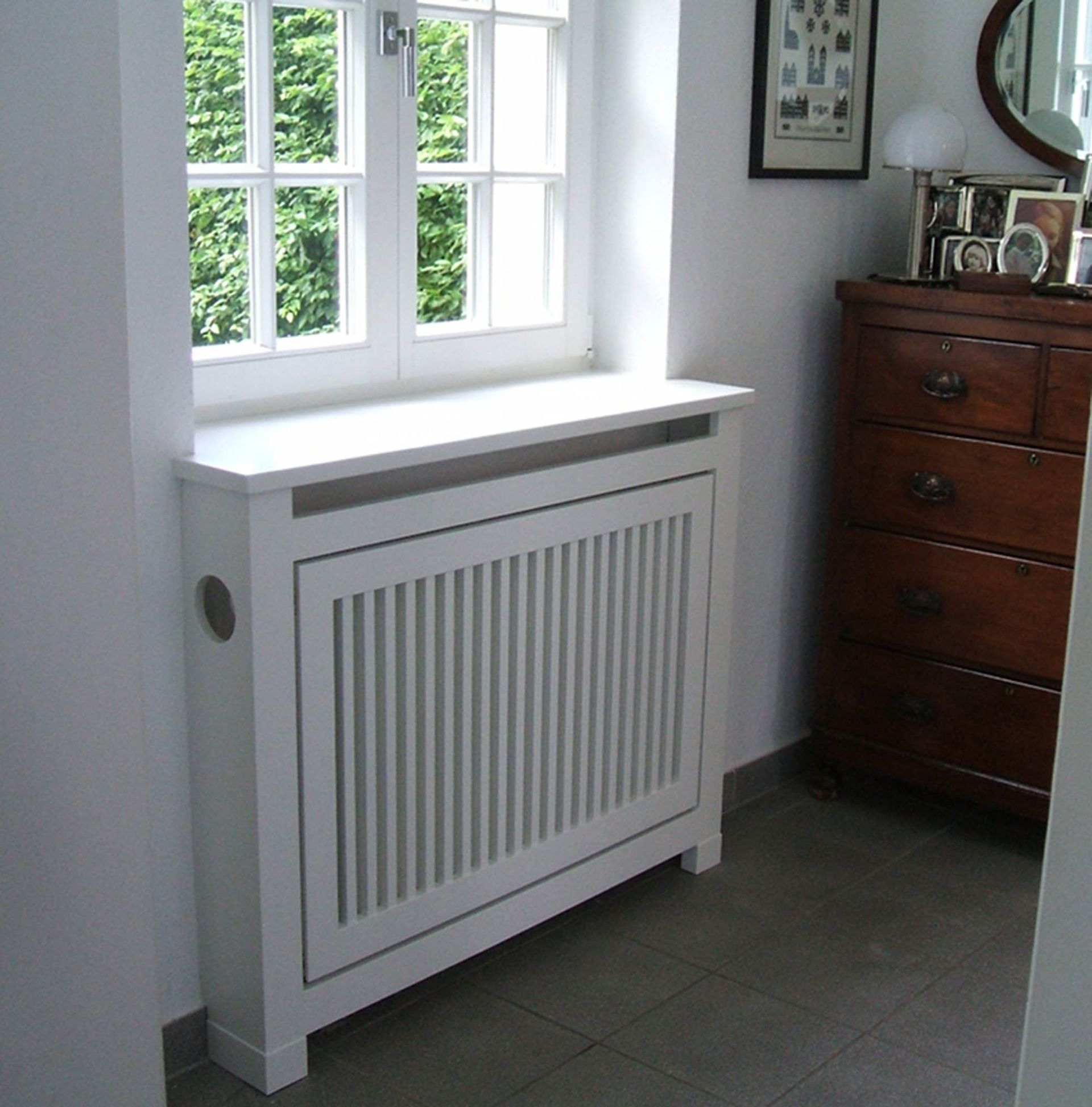 Ein Wohnzimmer mit weißen Schränken und schwarzem Boden