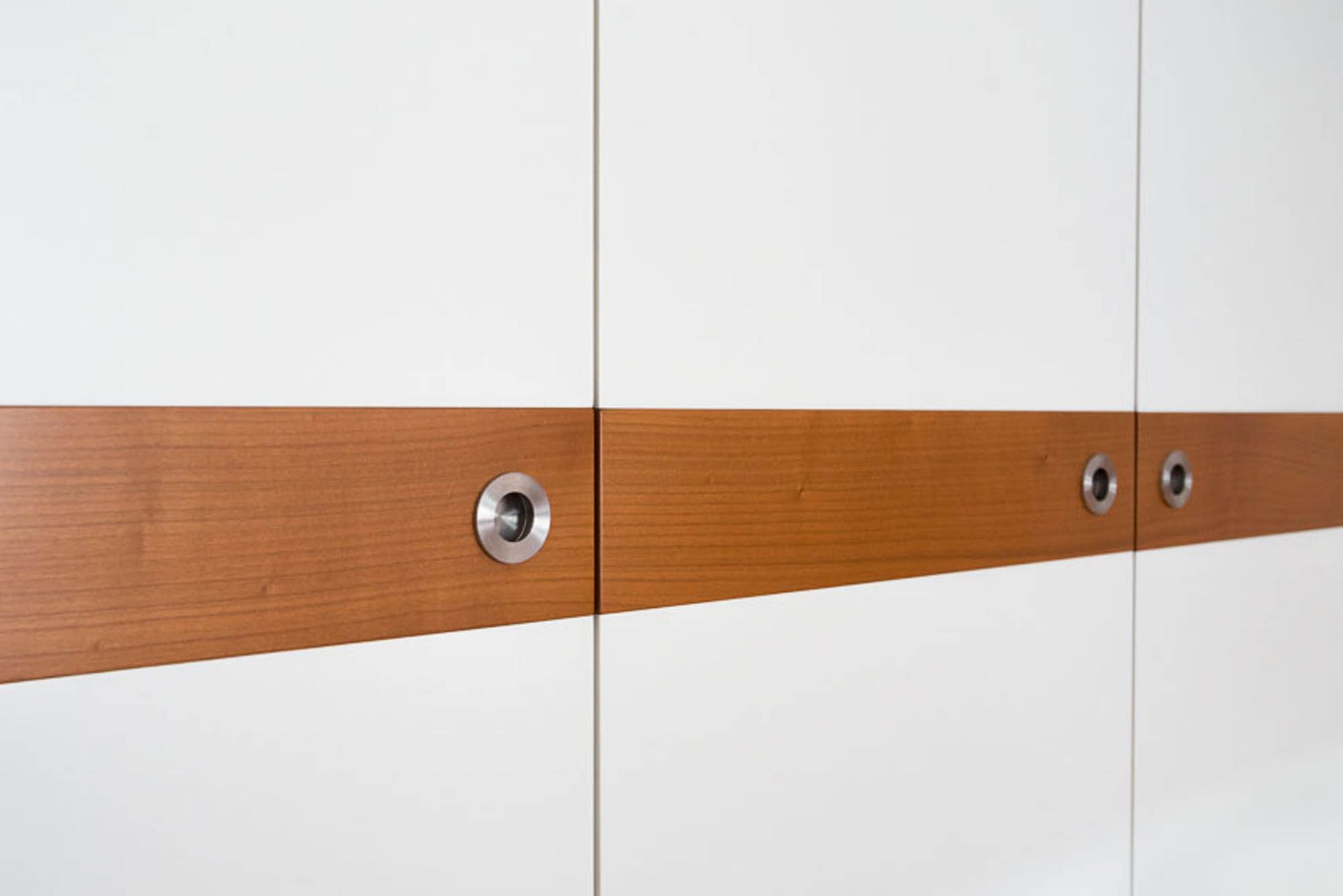 Ein weißes Entertainment-Center mit einem Flachbildfernseher oben drauf