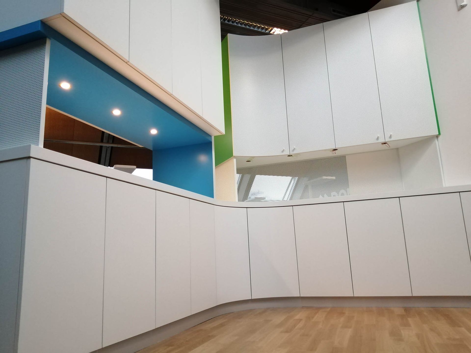 Ein Schlafzimmer mit Bett, Nachttisch, Lampe und lila Teppich.